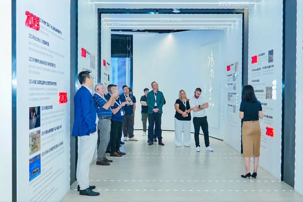 九州官方网站科技海外事业部澳大利亚合作伙伴到访深圳总部，深化全球市场协同与智慧显示应用交流